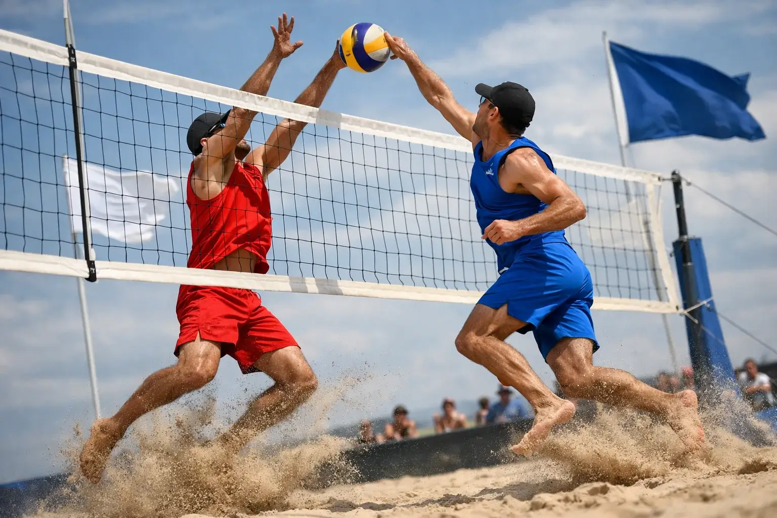 Nahaufnahme eines spannenden Beachvolleyball-Ballwechsels am Netz bei einem Turnier