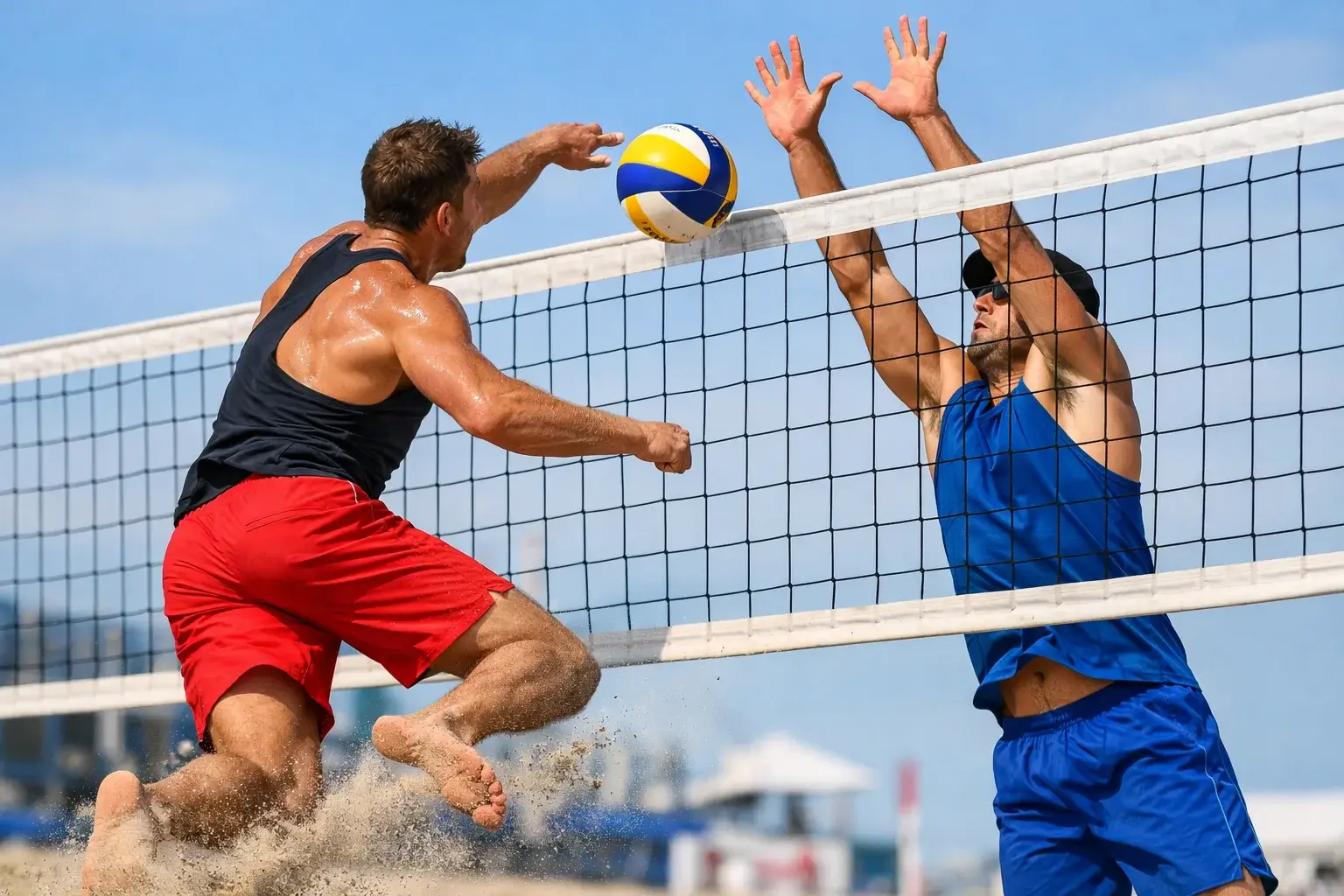 Beachvolleyball-Arena bei einem großen internationalen Turnier mit vollen Tribünen
