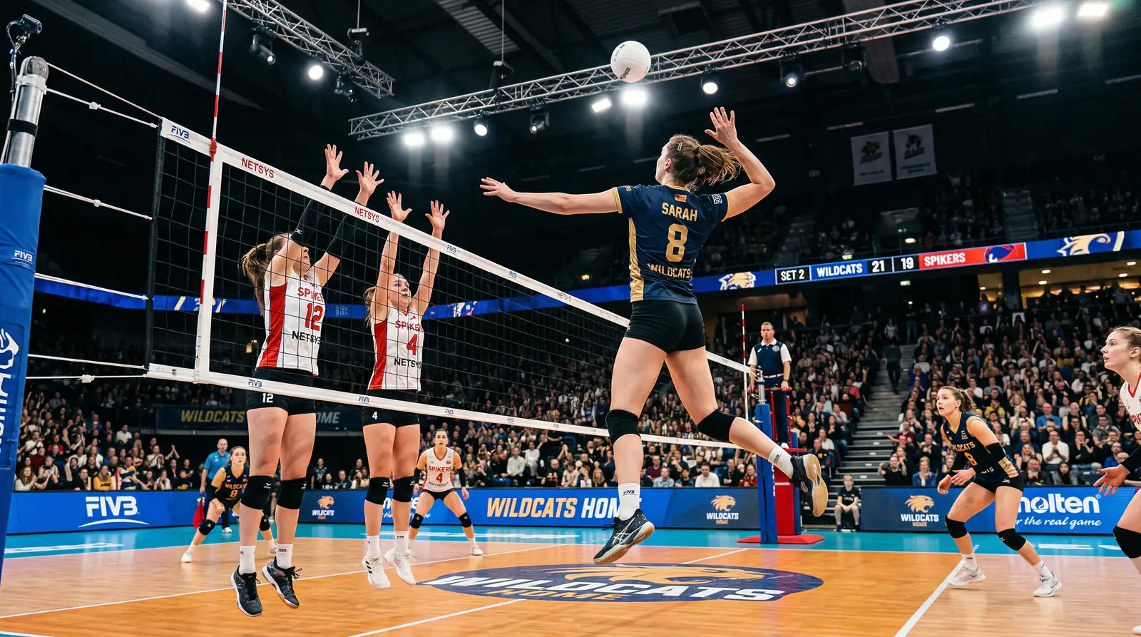 Frauen-Volleyball-Spielerin beim kraftvollen Angriff am Netz in einer Sporthalle