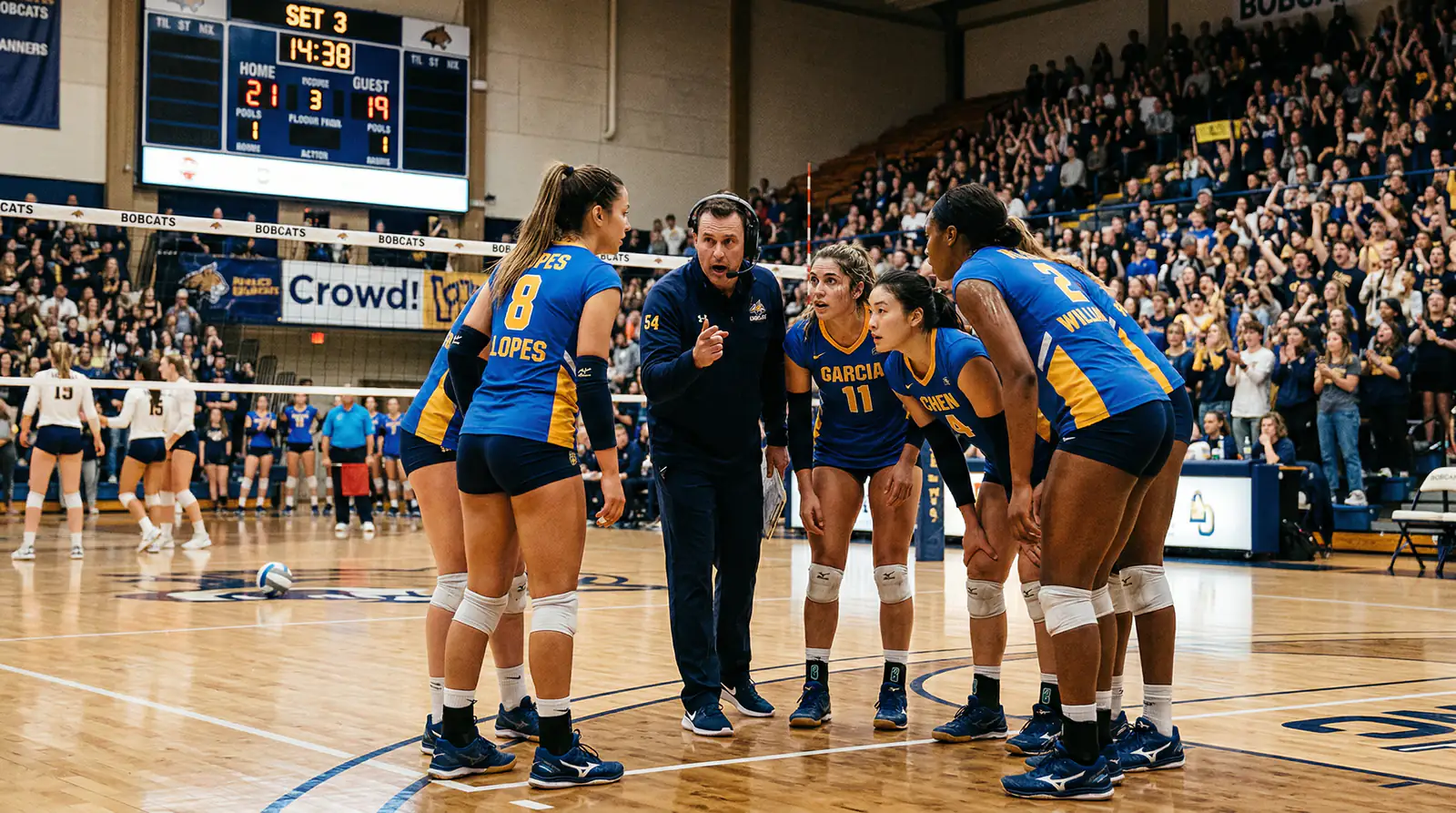 Volleyball-Team versammelt sich energisch während eines Timeouts auf dem Spielfeld