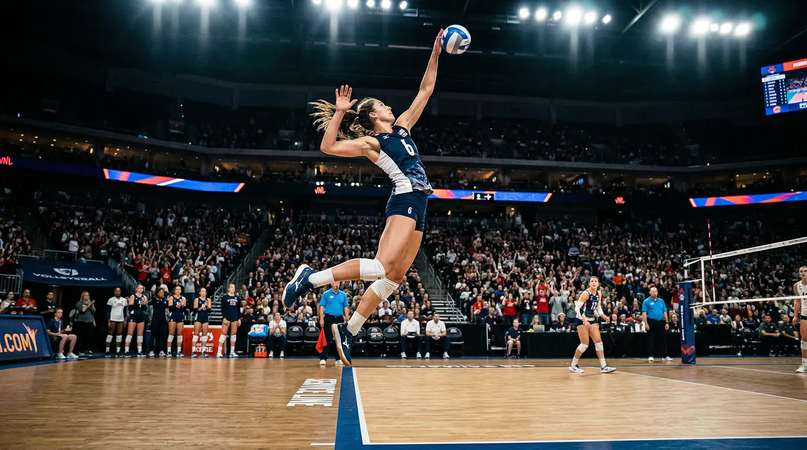 Volleyball-Spieler beim kraftvollen Sprungaufschlag hinter der Grundlinie