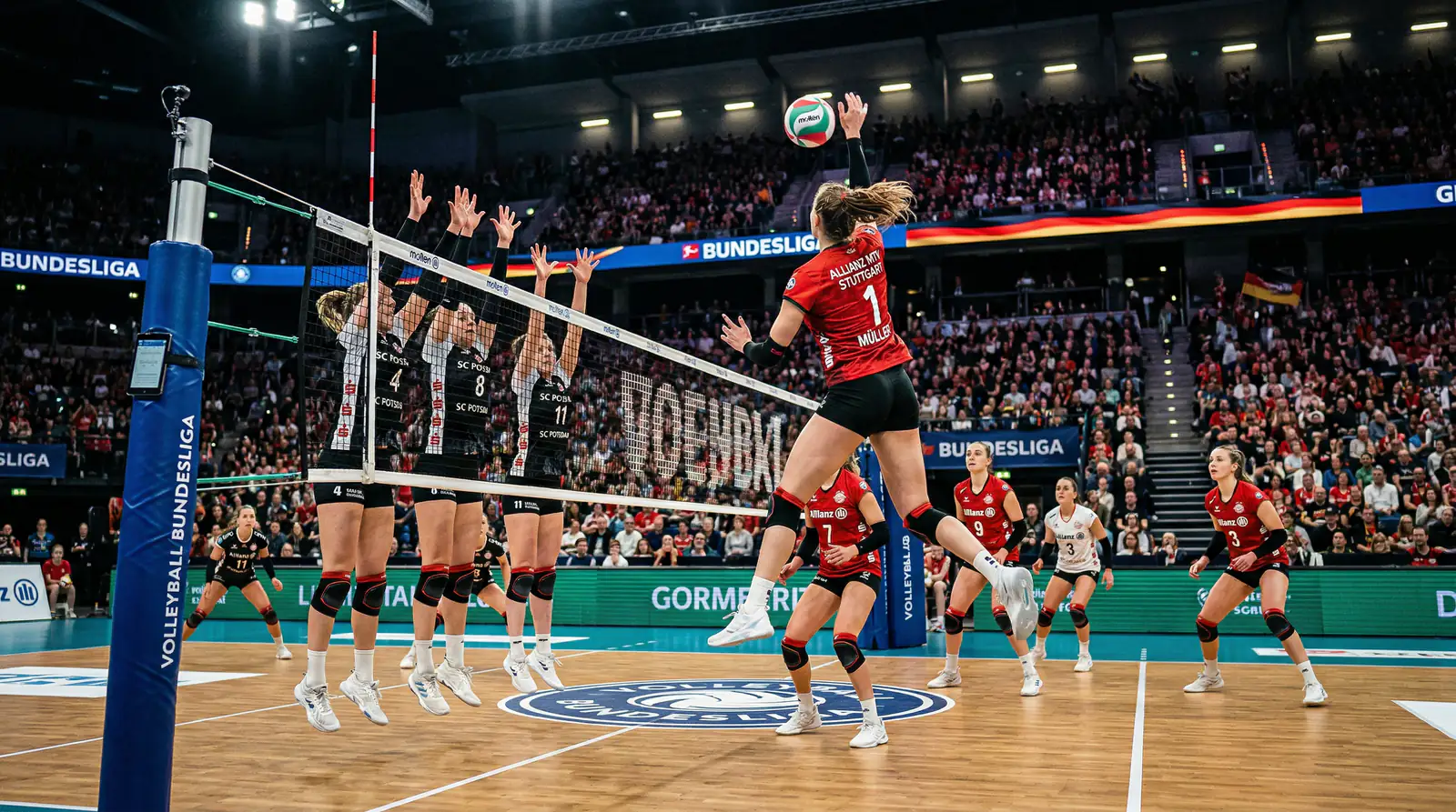 Volleyball-Spiel in einer deutschen Bundesliga-Halle mit Spielern am Netz