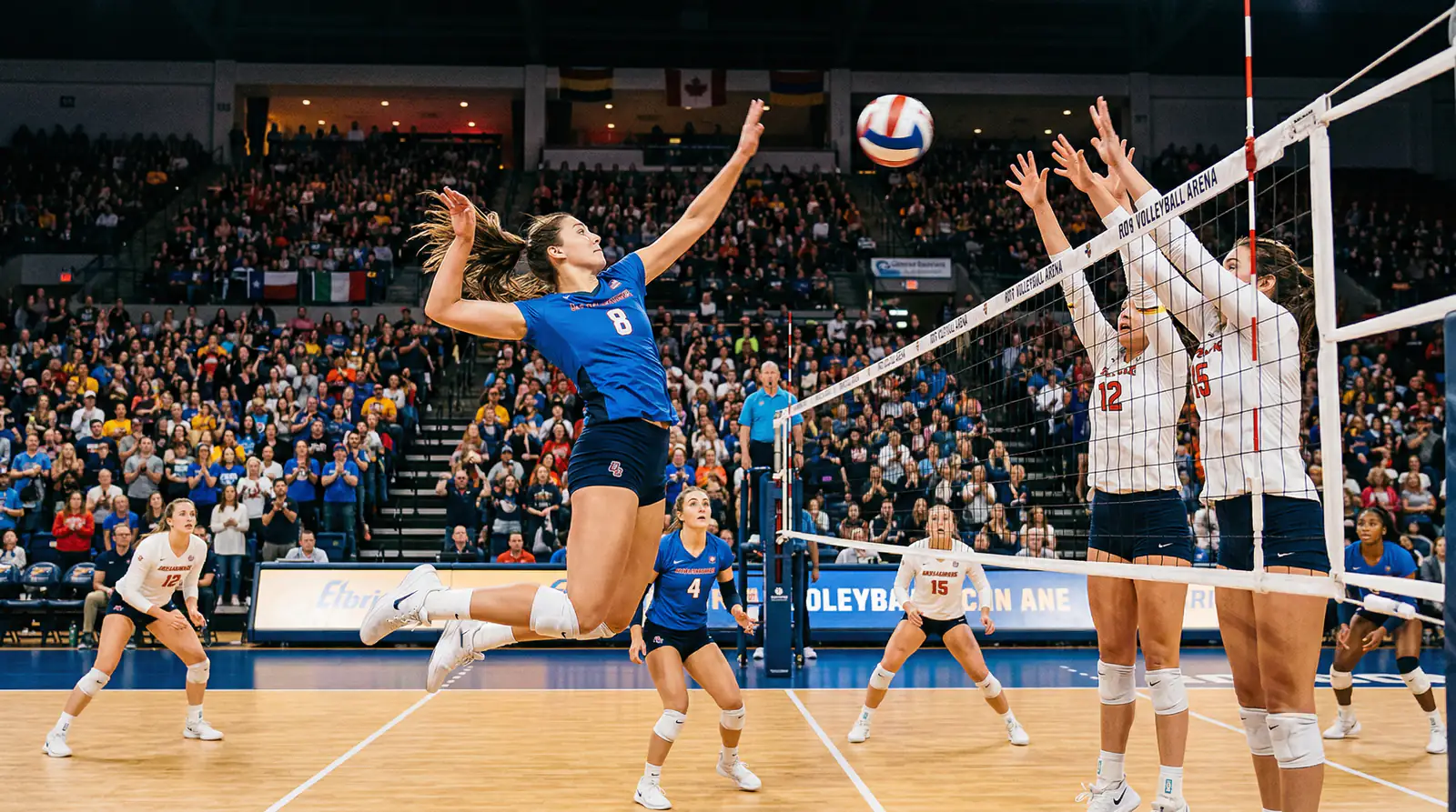 Spannender Volleyball-Ballwechsel in einer Arena während eines Livespiels